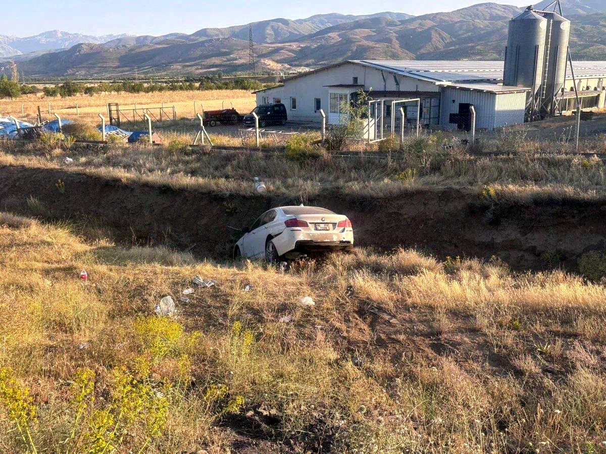 Erzincan’da otomobil yoldan çıktı: 3’ü çocuk 6 yaralı