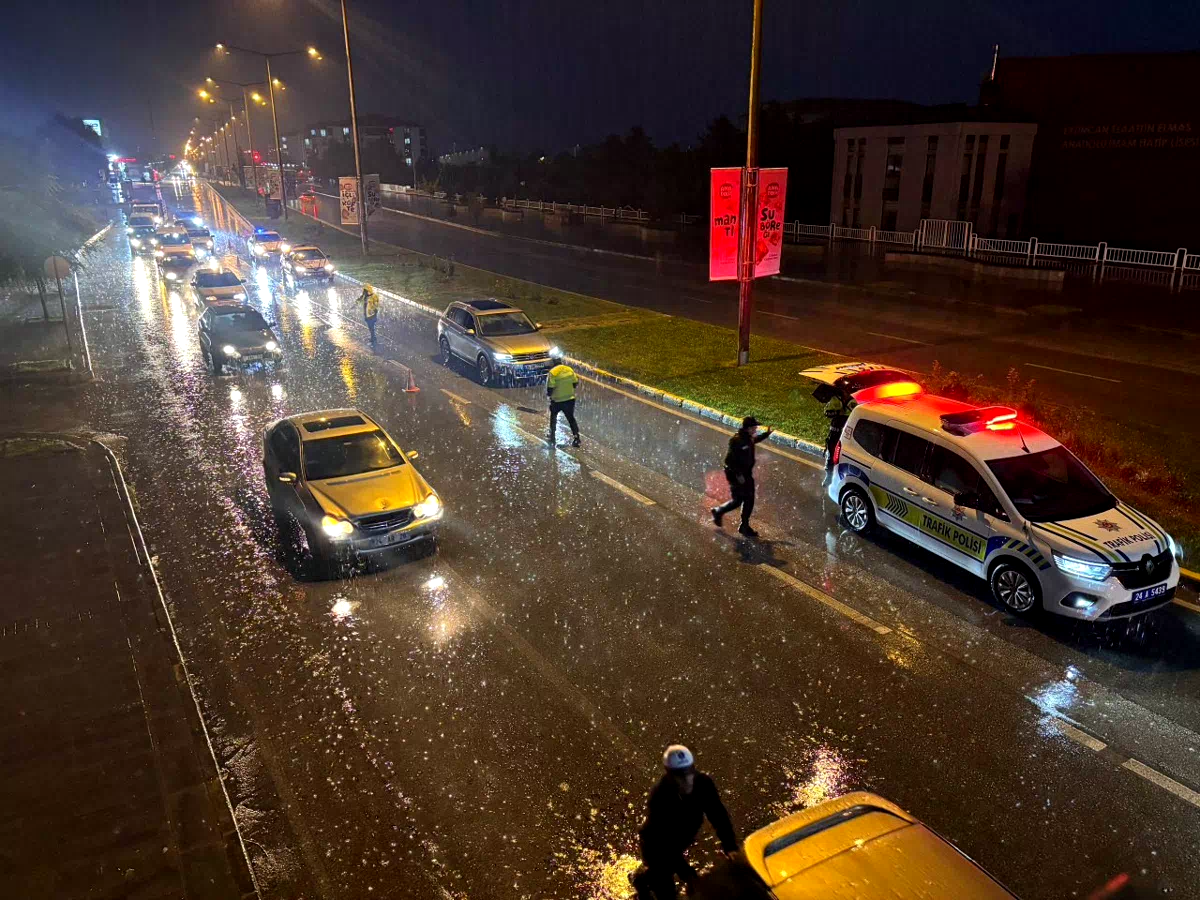 Erzincan’da sağanak yağış kazayı beraberinde getirdi: 5 araç çarpıştı