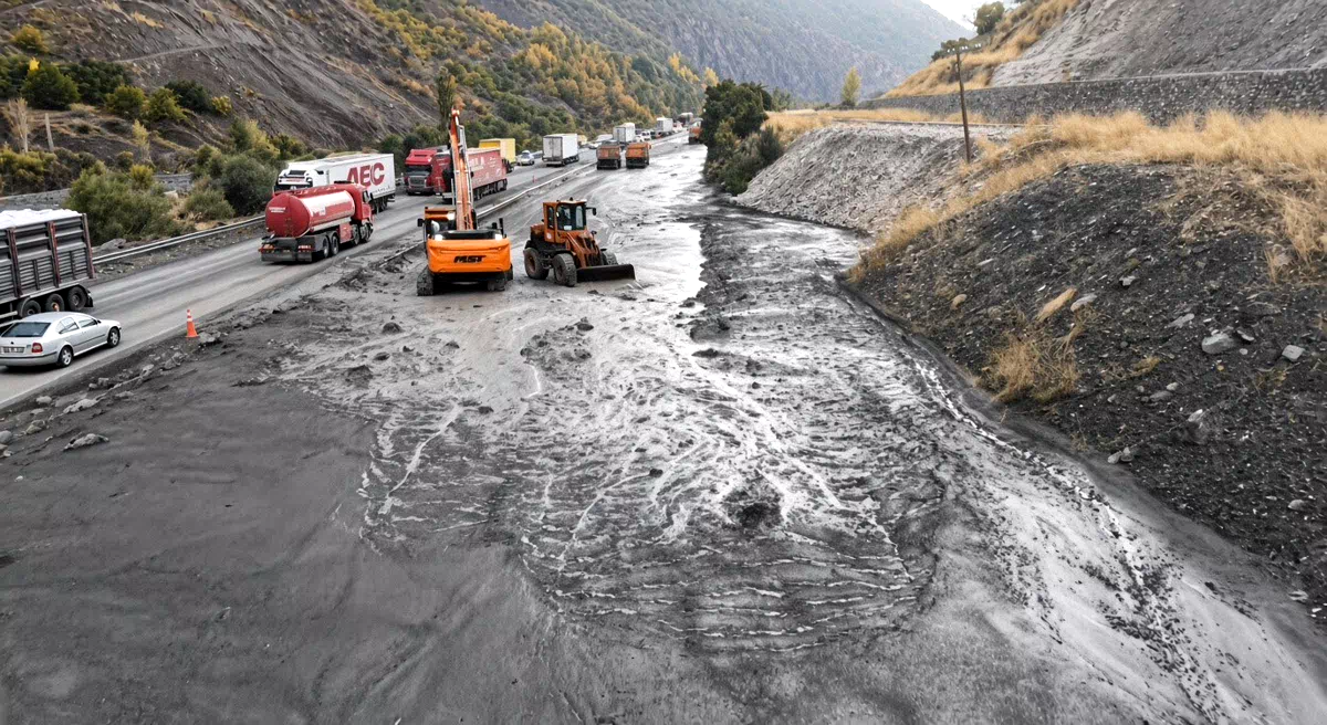 Erzincan’da sel ve heyelanın yol açtığı tahribat havadan görüntülendi