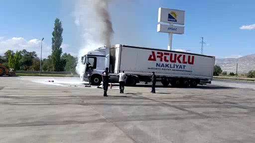 Erzincan’da tırın kupa kısmında çıkan yangın söndürüldü
