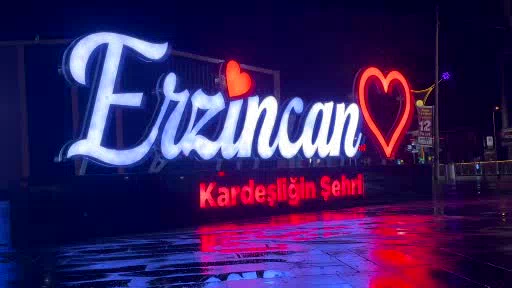 Erzincan’da yağmur etkili oldu, geceyi şimşekler aydınlattı