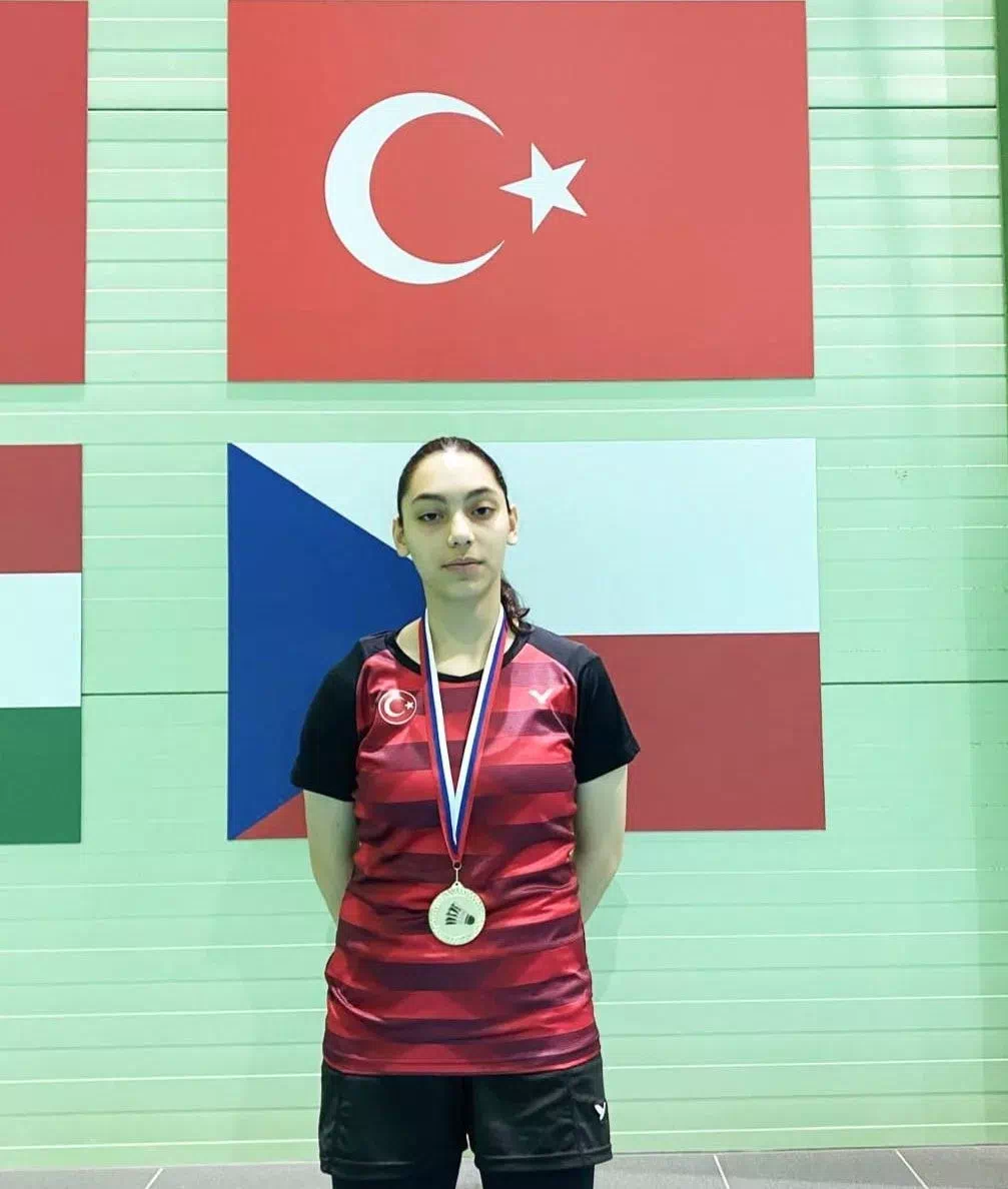 Erzincanlı badmintoncu Slovakya’da altın madalya kazandı