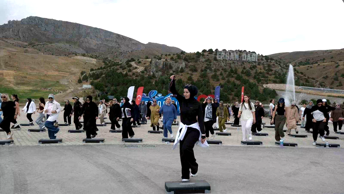 Erzincanlı kadınlar Ergan Dağı’nda step aerobikle buluştu