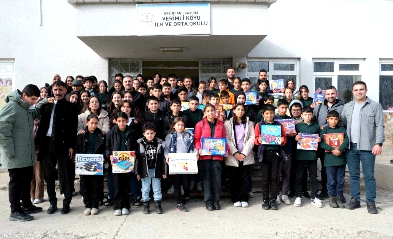 Erzincanlı öğrencilerden Verimli köyüne dostluk köprüsü