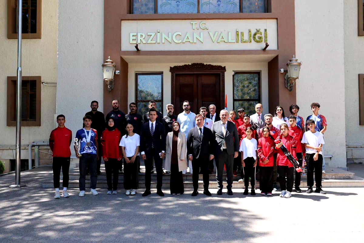 Erzincanlı sporcuların başarıları Vali Aydoğdu tarafından ödüllendirildi
