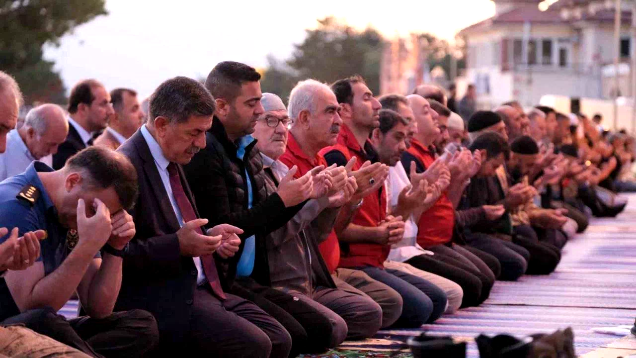 Erzincanlılar “Terzibaba Günü”nde sabah namazında buluştu