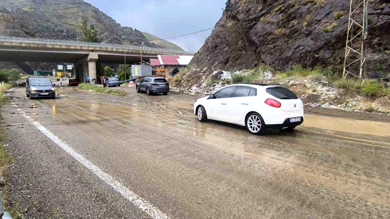 Erzurum-Artvin karayolunda heyelan: Ulaşım tek şeritten sağlanıyor
