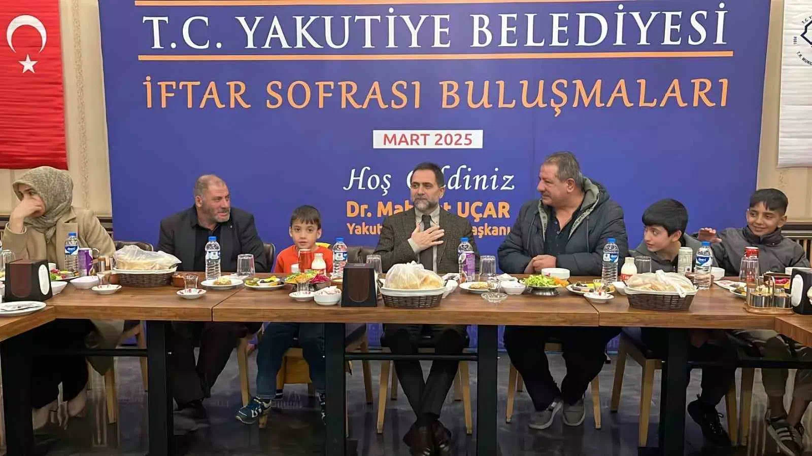 Erzurum Belediye Başkanı Ayakkabı Boyacılarıyla İftar Yemeğinde Buluştu!