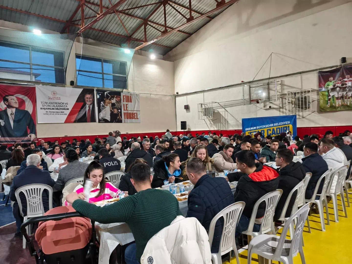 Erzurum Büyükşehir Belediyesi, “Birlik Sofraları” Programlarıyla Ramazan Bereketini Paylaşıyor.