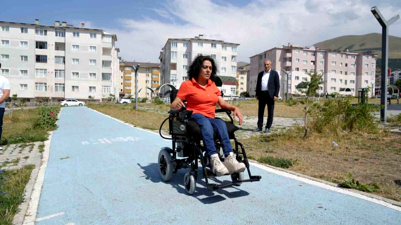 Erzurum Büyükşehir Belediyesi, darp edilen engelli kadına akülü araç hediye etti