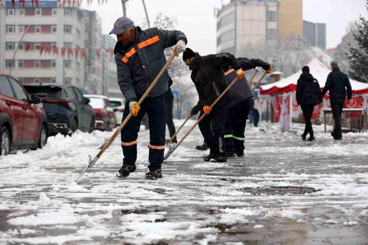 Erzurum Büyükşehir’den karla mücadele