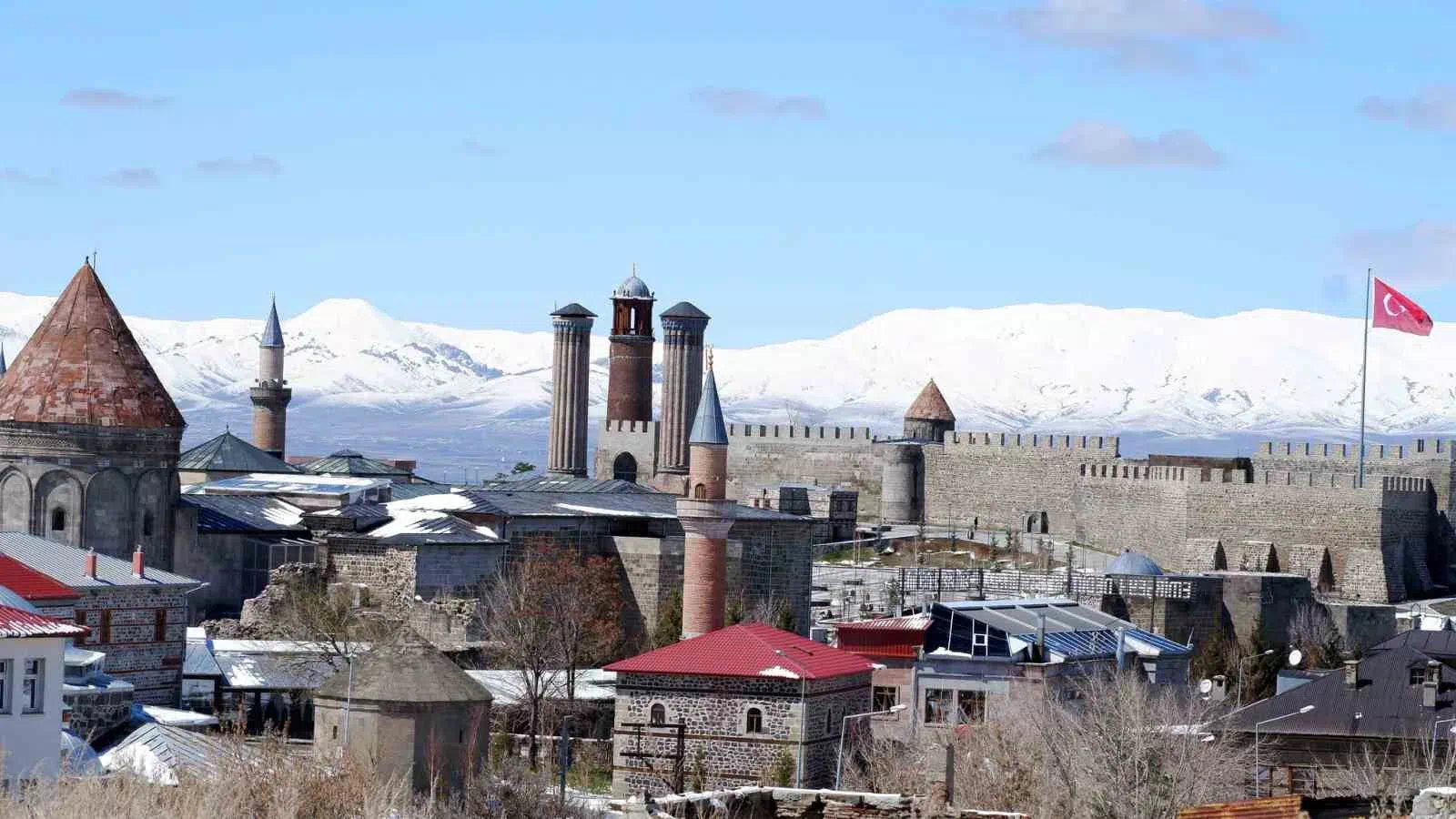 ERZURUM’DA 2024’TE BİRİNCİ SIRADA AHMET, YİNE ZEYNEP ÖNE ÇIKTI.