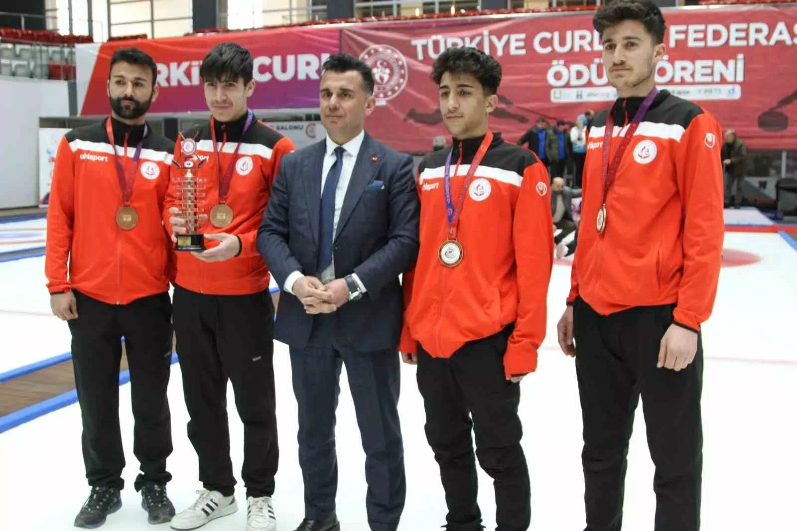 Erzurum’da Aile ve Sosyal Hizmetler İl Müdürlüğü Erkek Curling Takımı Türkiye üçüncüsü oldu.