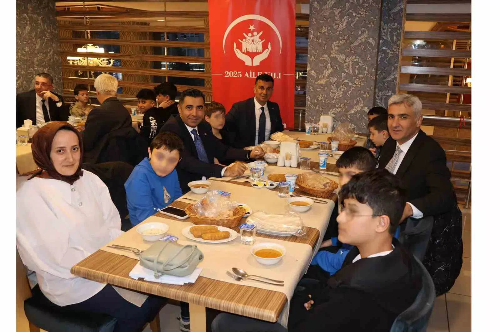 Erzurum’da “Aile Yılı” kapsamında çocuklar için düzenlenen anlamlı iftar programı duygusal anlar yaşattı.