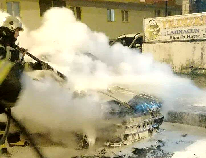 Erzurum’da araç yangını korkuttu