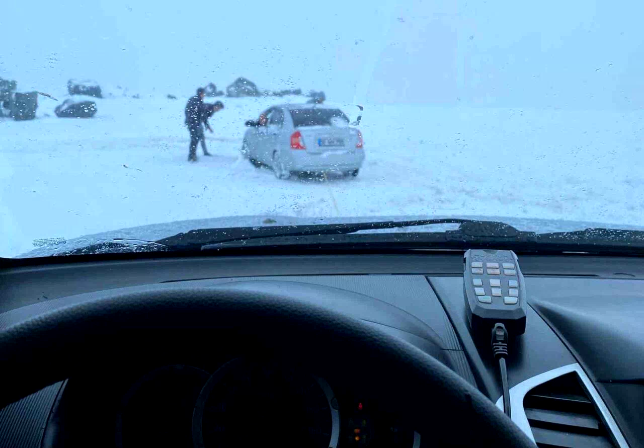 Erzurum’da araçlar karlı yolda kaldı, offroadçular yardıma koştu