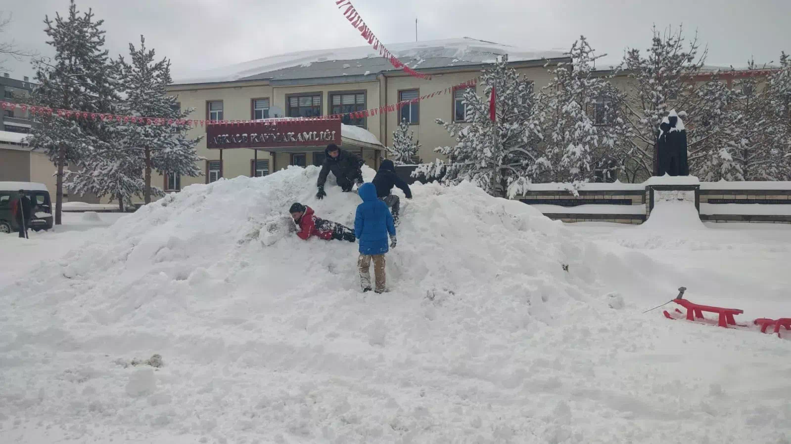 ERZURUM’DA BAHAR HAVASI KAR YAĞIŞIYLA DEĞİŞTİ!