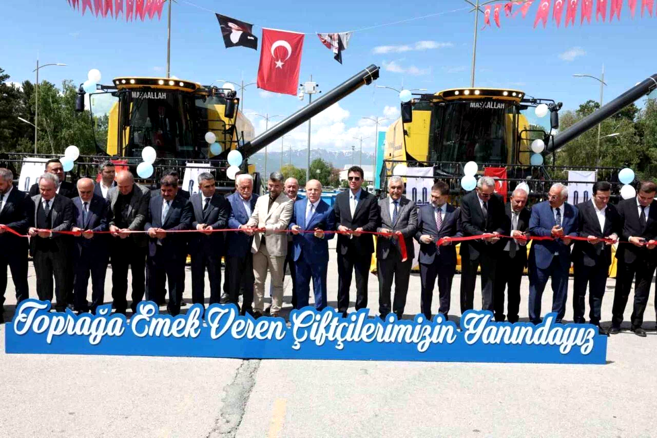 Erzurum’da bir ilk: Tarım makineleri parkına 2 biçerdöver, 4 römork eklendi
