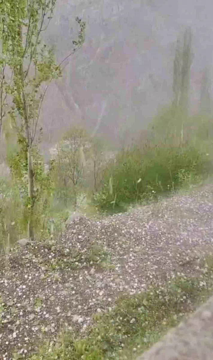 Erzurum’da ceviz büyüklüğünde dolu yağdı