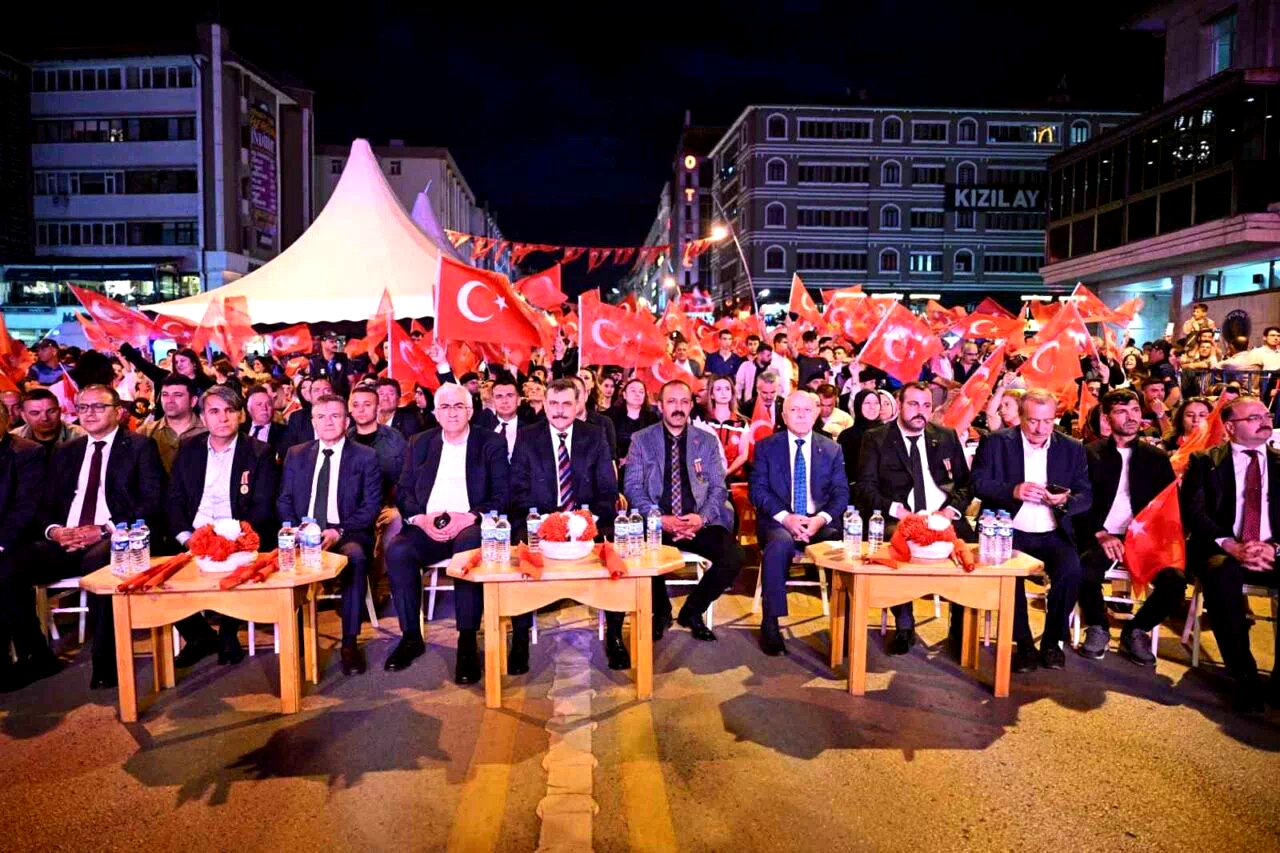 Erzurum’da demokrasi nöbetine yoğun katılım