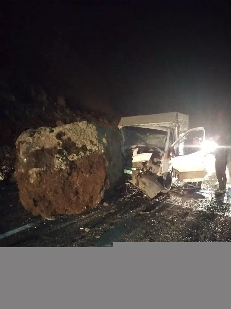 Erzurum’da dev kaya araçlara çarptı: 2 yaralı