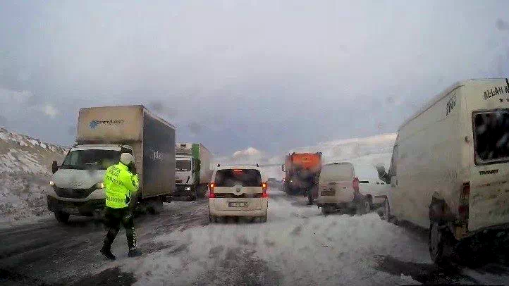 Erzurum’da etkili olan tipi çevre illerle olan ulaşımı aksatıyor