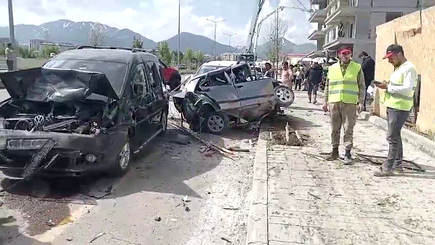 Erzurum’da feci kaza: Beton mikseri onlarca aracı biçti