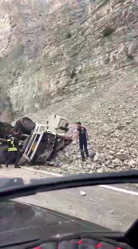 Erzurum’da feci kaza: Freni patlayan tırdan atlayan sürücü öldü, 2 kişi yaralandı