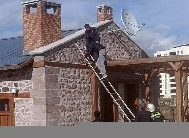 Erzurum’da genç çatıya çıkınca kurtarma operasyonu başlatıldı.