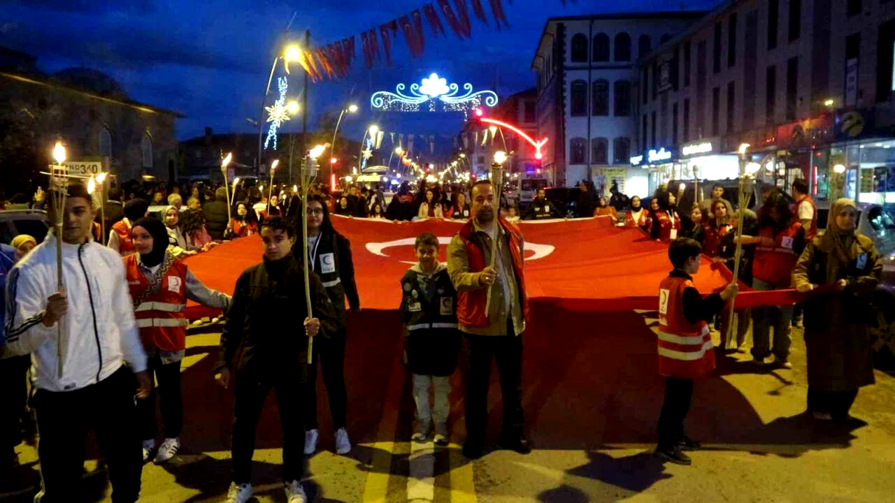 Erzurum’da gençlerden meşaleli yürüyüş