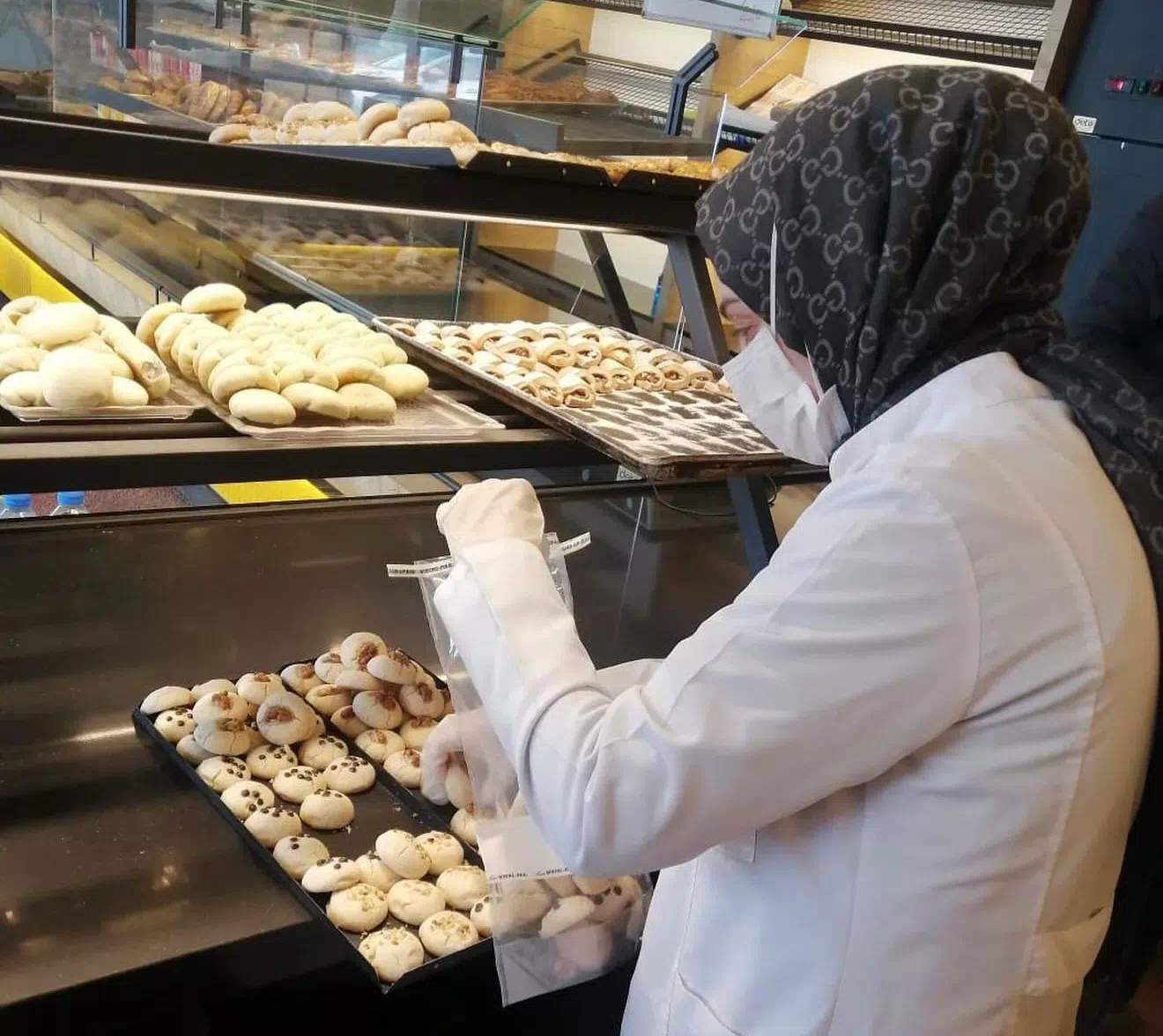 Erzurum’da gıda üreten işletmeler denetleniyor. 21-28 Şubat 2025 tarihleri arasında kent merkezinde 423 denetimde 1 idari yaptırım uygulandı. Ayrıca yapılan analizler sonucunda 5 numune alındı ve 12 tüketici başvurusu değerlendirildi.