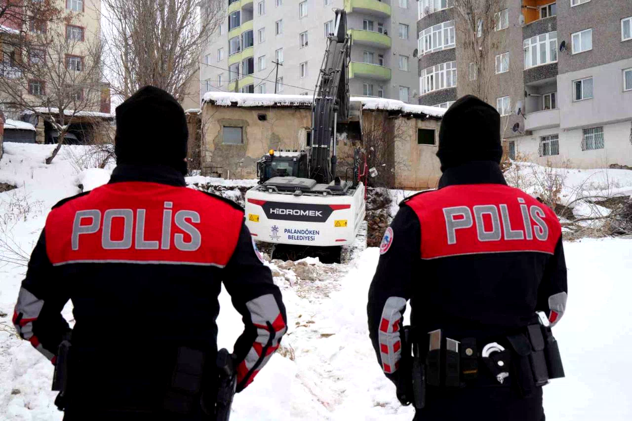 Erzurum’da güvenlik ve huzur için metruk binalar tek tek yıkılıyor