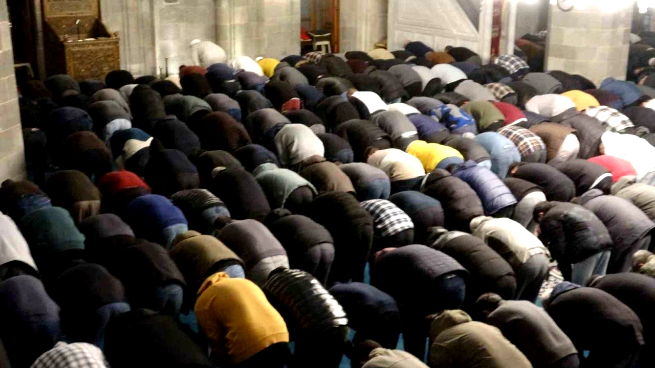 Erzurum’da ilk teravih namazı için camiler dolup taştı.