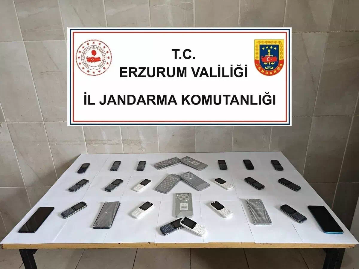 Erzurum’da Jandarma Operasyonunda Kaçak Telefon ve Taklit Tişörtler Ele Geçirildi