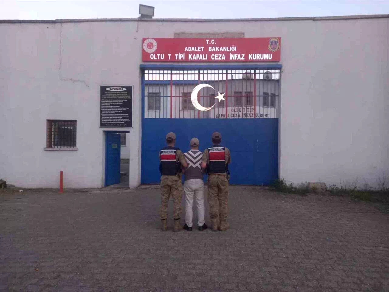 Erzurum’da jandarmadan yakalama kararı olan şahıslara operasyon