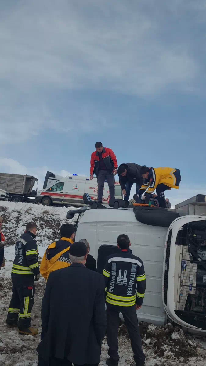 Erzurum’da kamyon devrildi: Sürücü yaralı halde hastaneye kaldırıldı.