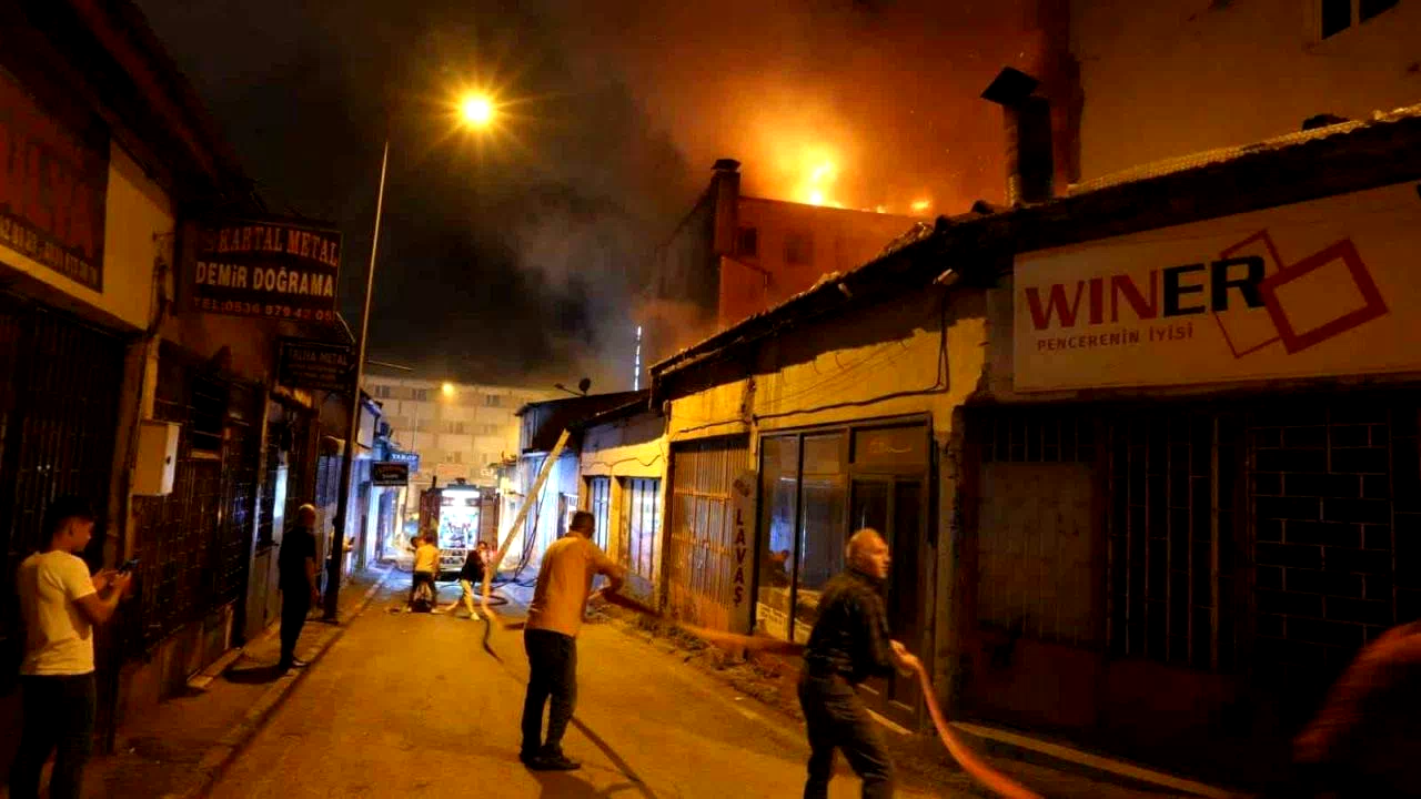 Erzurum’da korkutan yangın: Çok sayıda iş yeri ve bina alevlere teslim oldu