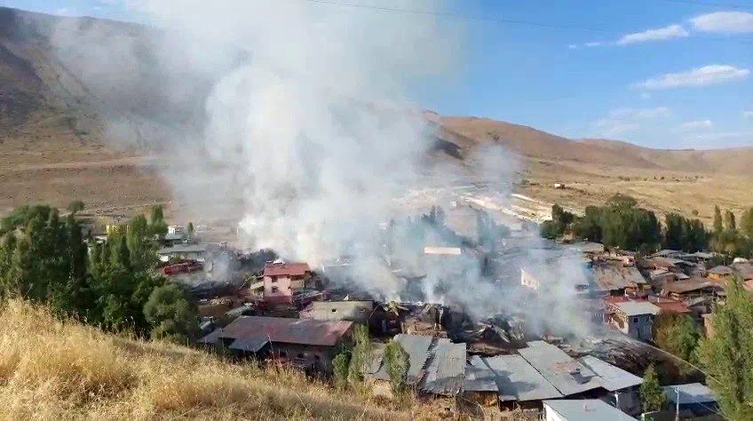 Erzurum’da köyde çıkan yangında 15 ev kullanılamaz hale geldi
