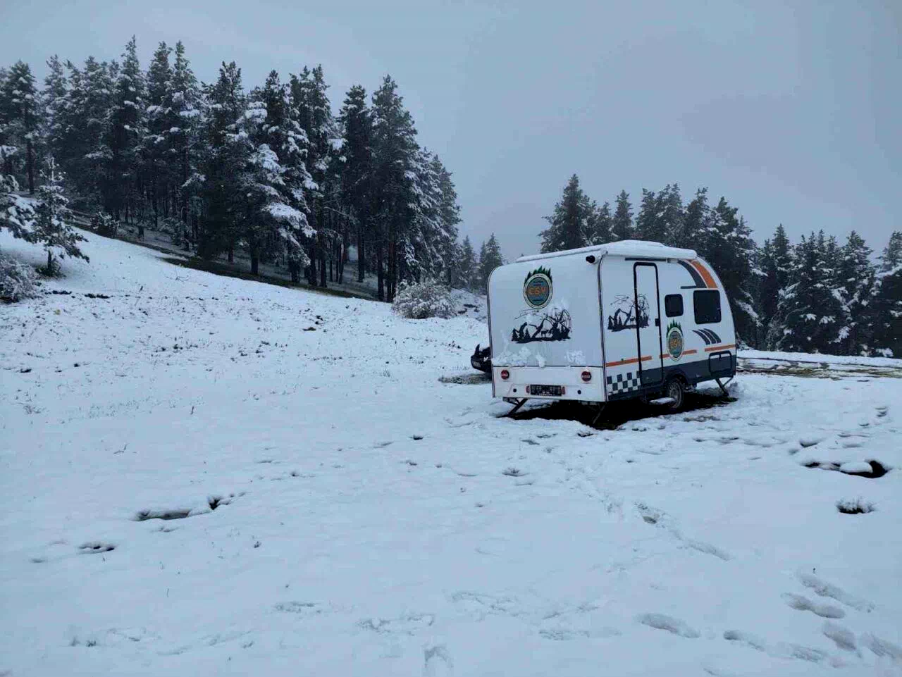 Erzurum’da mayıs ayında yağan kar dağları beyaza bürüdü