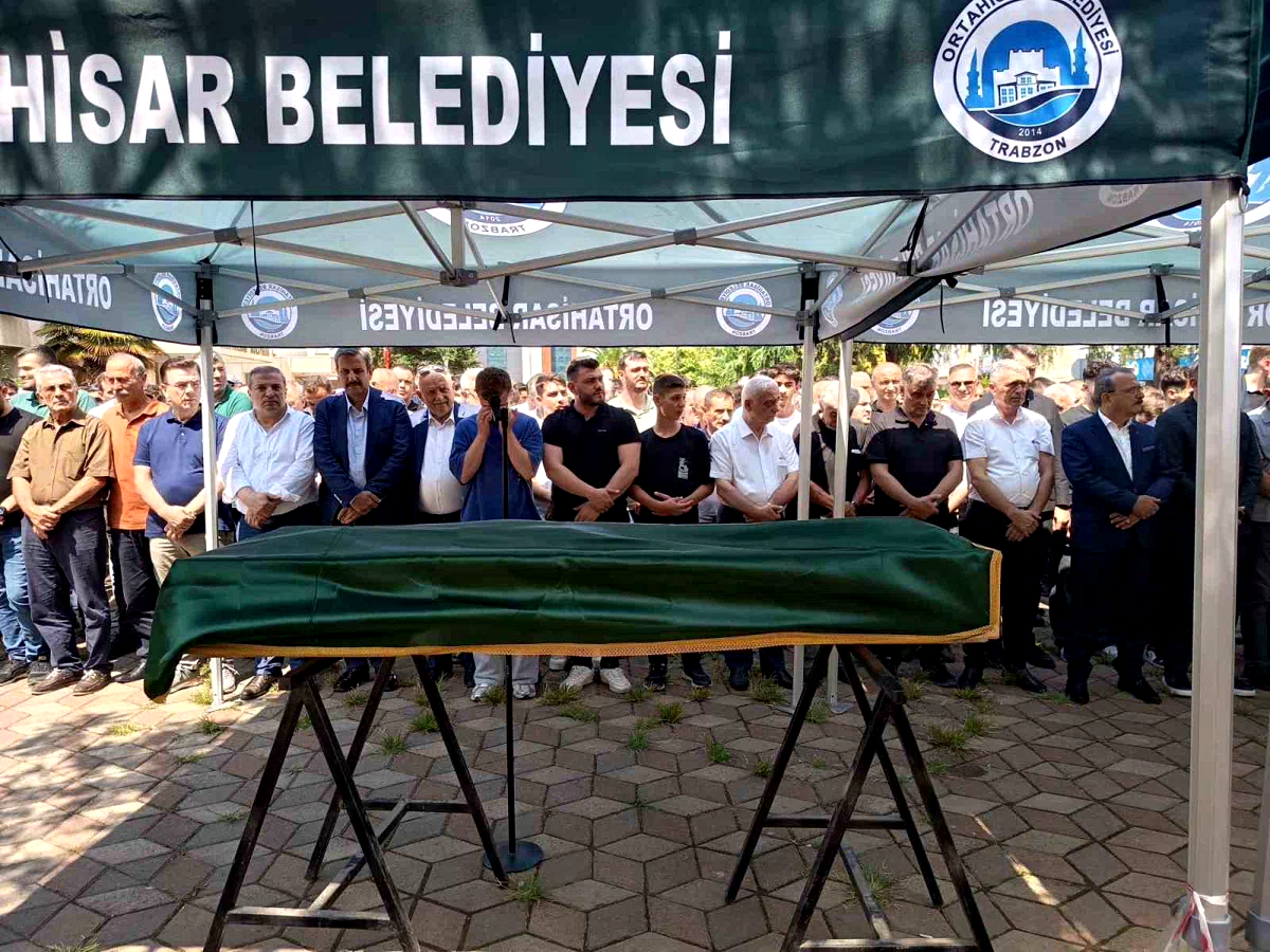 Erzurum’da motor kazasında hayatını kaybeden amatör futbolcu Tonya’da toprağa verildi