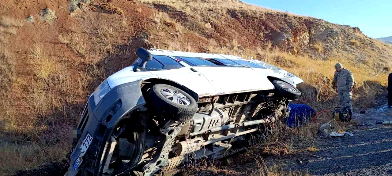 Erzurum’da öğretmenleri taşıyan servis minibüsü devrildi: 7 yaralı
