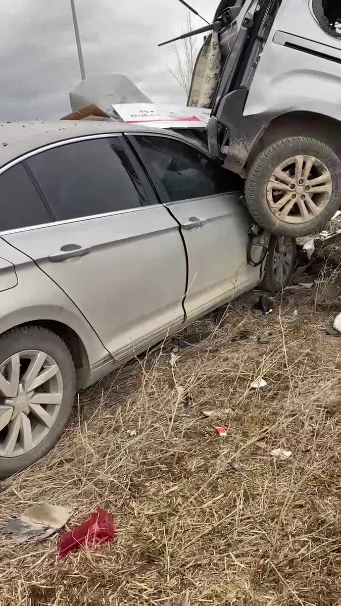 ERZURUM’DA OTOMOBİL TİCARİ ARAÇA ÇARPTI: 2 YARALI.