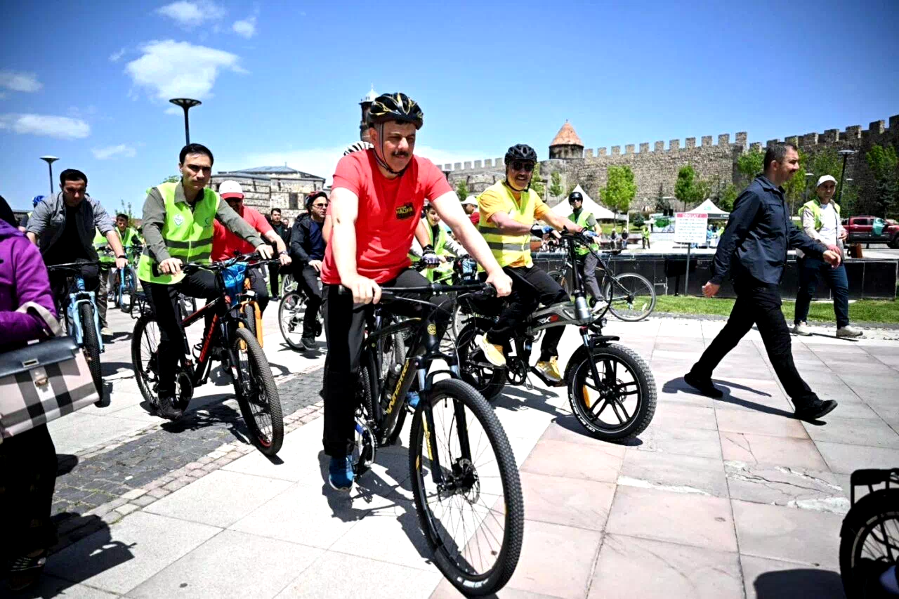 Erzurum’da pedallar sağlıklı hayatlar için çevrildi