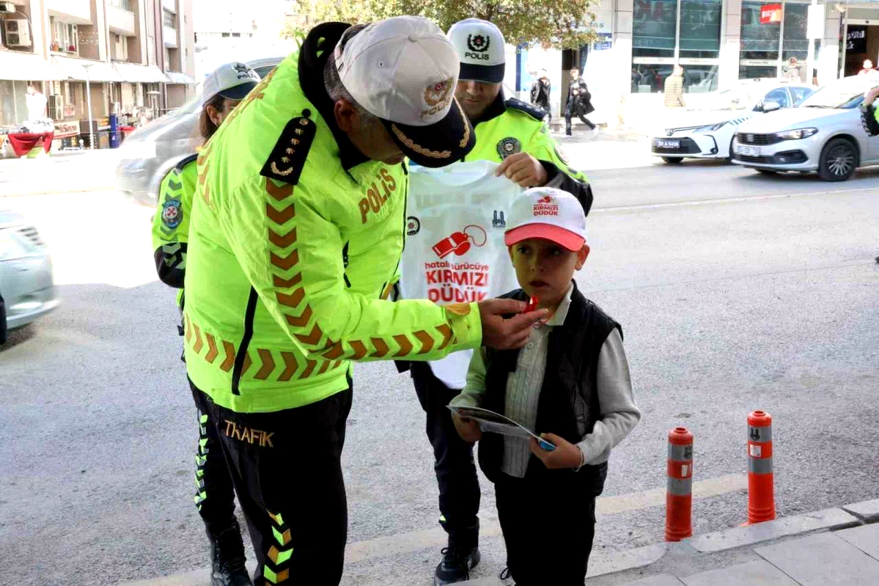 Erzurum’da polisten “Önce Yaya” farkındalığı uygulaması