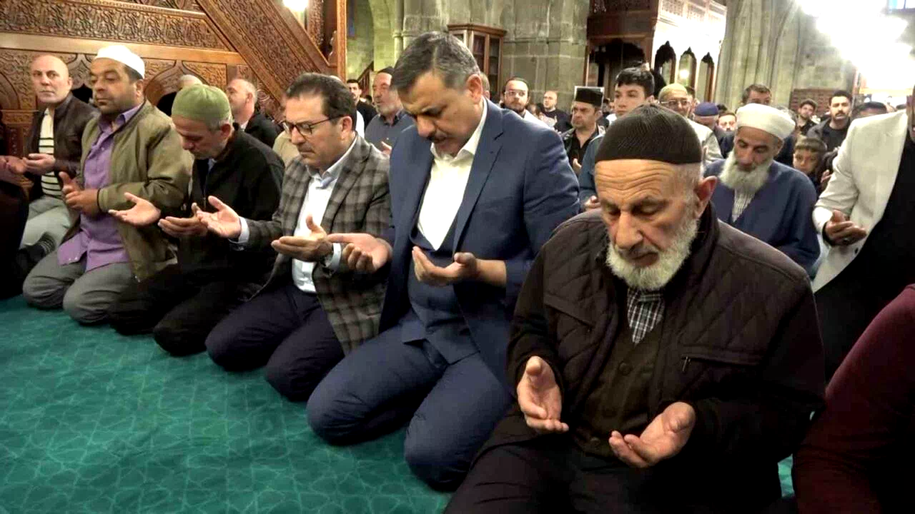 Erzurum’da protokol vatandaşlarla bayramlaştı