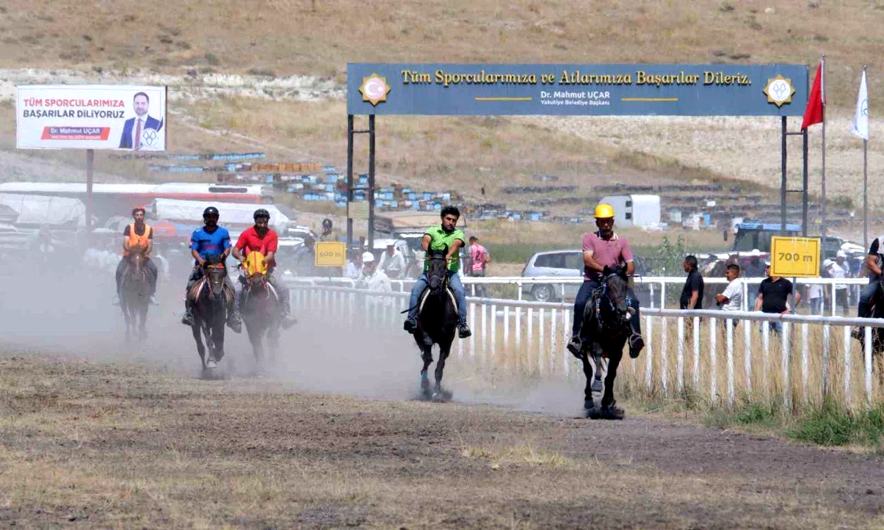 Erzurum’da rahvan at yarışları nefesleri kesti