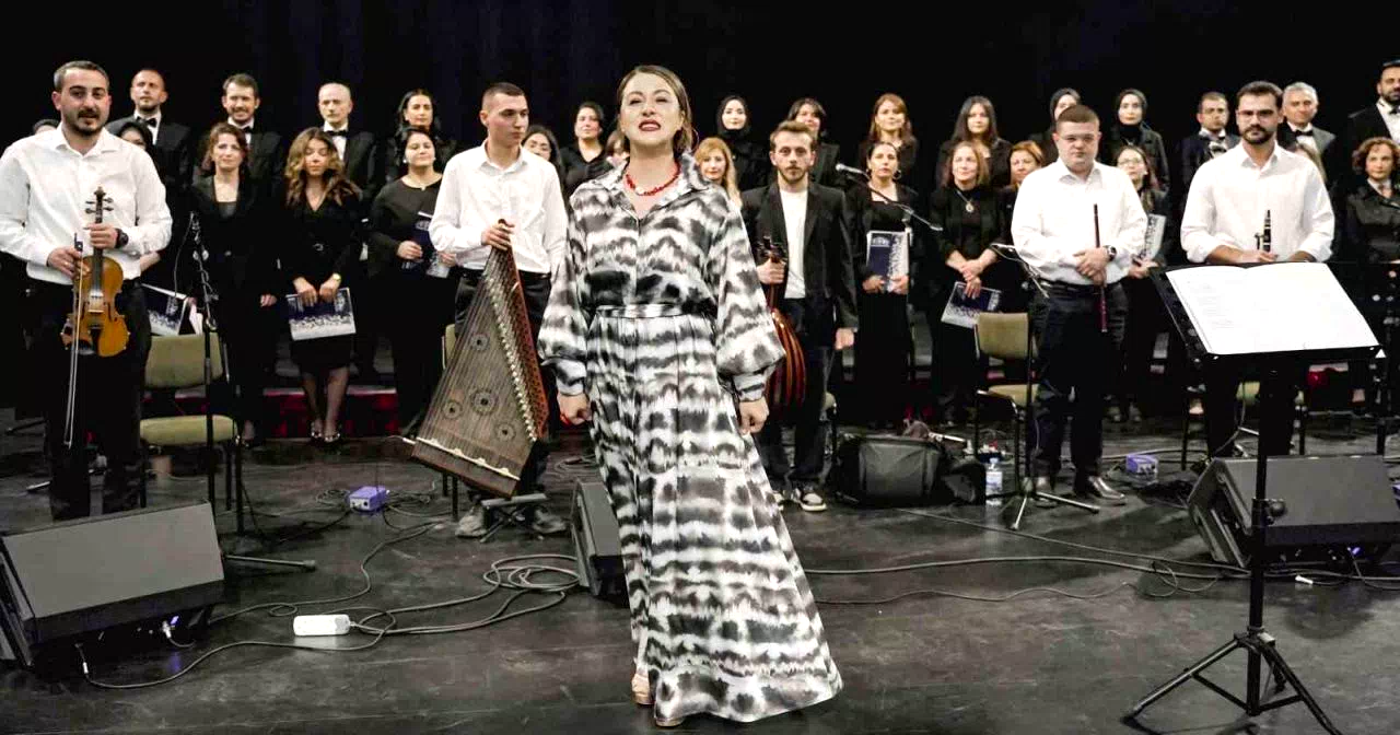 Erzurum’da renkler köprüsü: Baba ve kız aynı sahnede