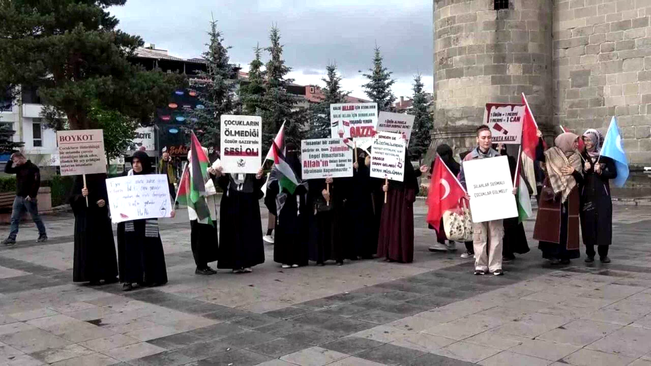 Erzurum’da sağlık çalışanları Gazze için yürüdü