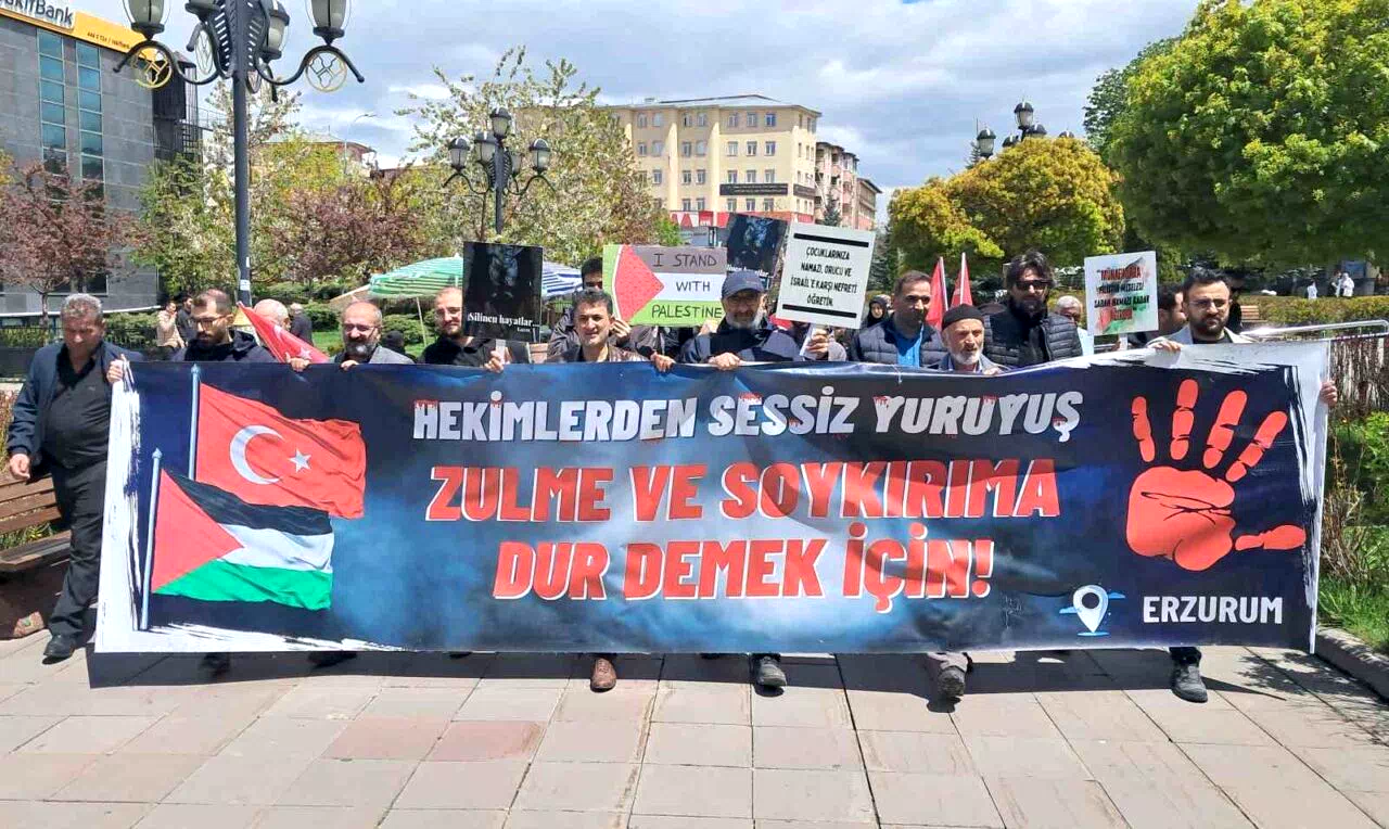 Erzurum’da sağlıkçılar 132’nci kez Gazze için yürüdü