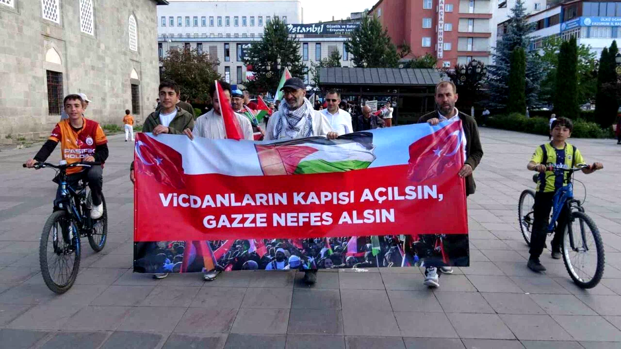 Erzurum’da sağlıkçılar 137’inci kez Gazze için yürüdü